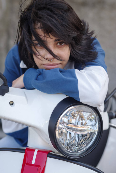 Glückliches Mädchen posiert mit ihrem Motorroller in der Stadt - Foto, Bild