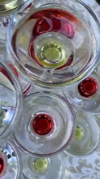 cascada de alcohol en la fiesta de celebración - Metraje, vídeo
