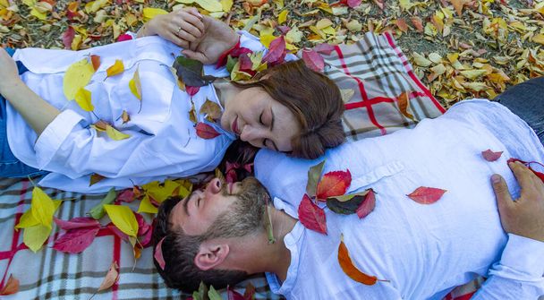 молодая романтическая пара в осеннем парке, пара в саду - Фото, изображение