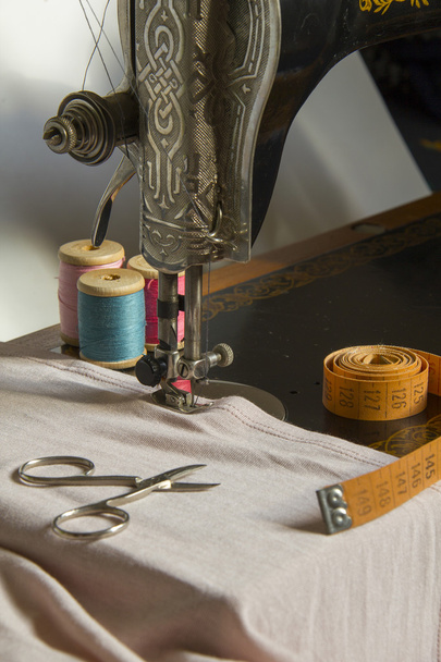 Máquina de coser y prendas de vestir
 - Foto, Imagen