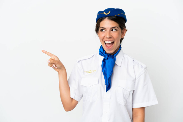 Stewardess kaukasischen Frau isoliert auf weißem Hintergrund zeigt mit dem Finger zur Seite und präsentiert ein Produkt - Foto, Bild