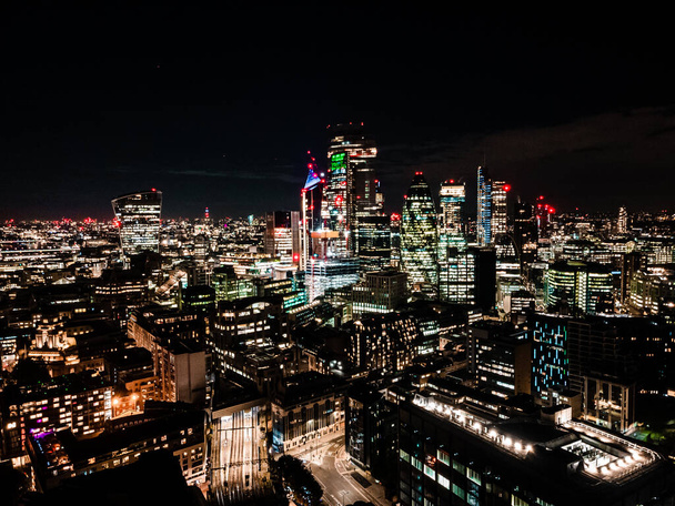 City of London je jedním z předních center globálních financí v noci. Letecká fotografie nad velkým městem v noci - Fotografie, Obrázek
