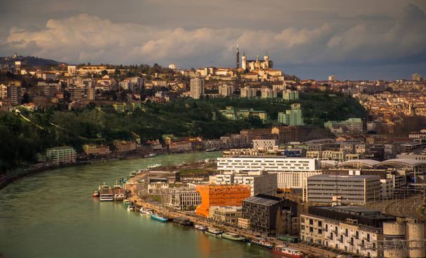 Foto panorámica de la ciudad de Lyon, Francia y el río Ródano en el medio. Fourviere atrás.. - Foto, imagen