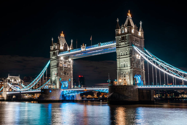Gece vakti Londra Kule Köprüsü. Londra 'nın en ünlü köprülerinden biri ve Londra' nın görülmesi gereken yerleri.. - Fotoğraf, Görsel