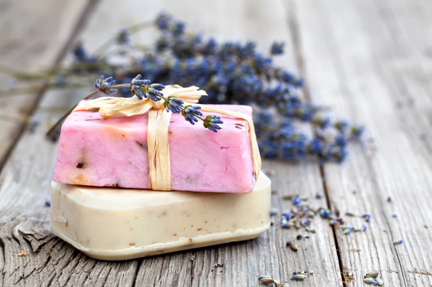 Natural handmade lavender soap and fresh lavender flowers on woo - Foto, Imagen