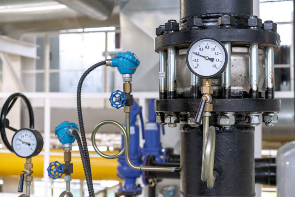Manometri per misurare la pressione del gas in un gasdotto. Attrezzatura locale caldaia a gas. - Foto, immagini