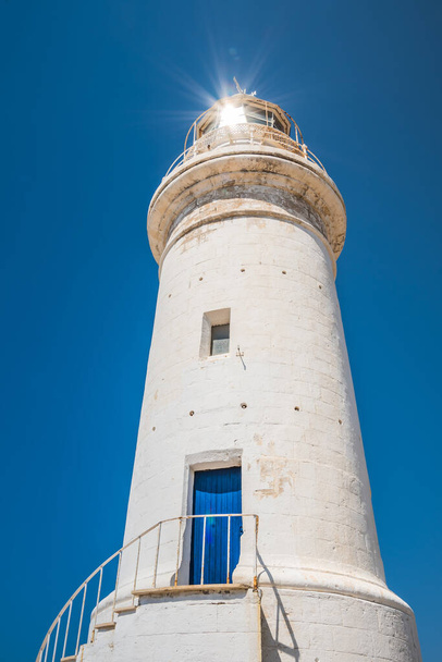 Білий маяк в археологічному парку в Пафосі (Кіпр).. - Фото, зображення