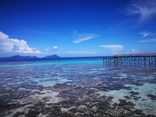 paisagem de chalé de água acima do recife de coral durante a maré baixa na ilha de Semporna. - Foto, Imagem