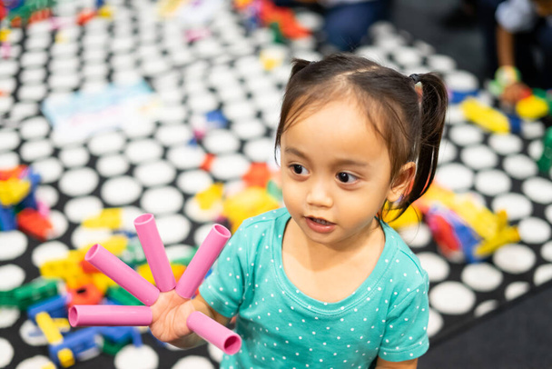 Asiático niño jugando colorido juguetes interior. - Foto, Imagen