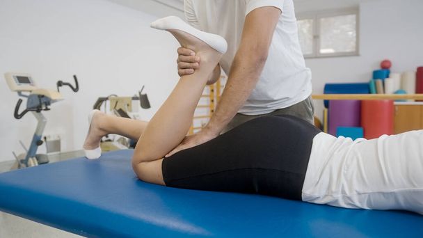 Leg and knee physio treatment - Foto, afbeelding