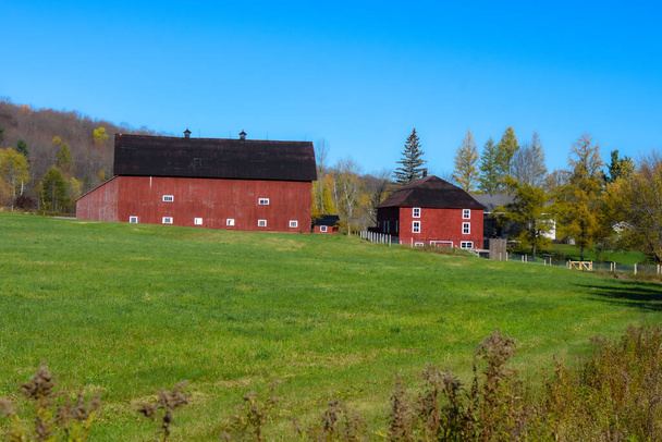 widok na stodołę w sezonie jesiennym - Zdjęcie, obraz