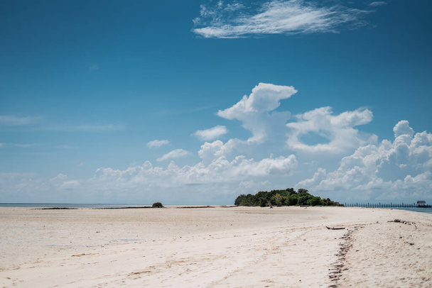 Летний пляжный фон. Песок, море и небо
. - Фото, изображение