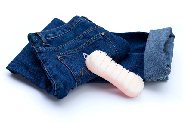 Blue Jeans mit Stoffwaschbürste. - Foto, Bild