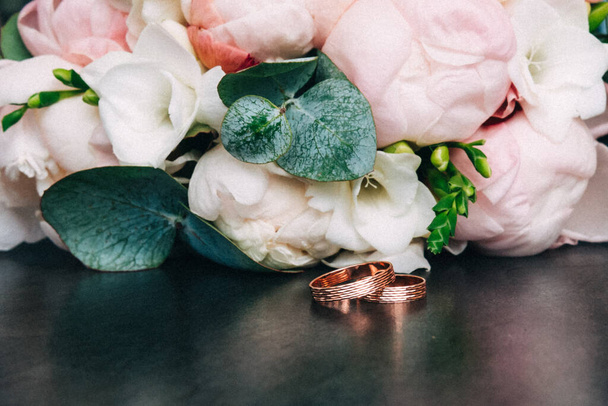 pink and white wedding bouquet and wedding rings - Φωτογραφία, εικόνα