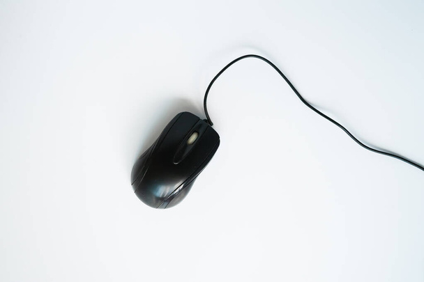 Moderní černá počítačová myš na bílém pozadí - Fotografie, Obrázek