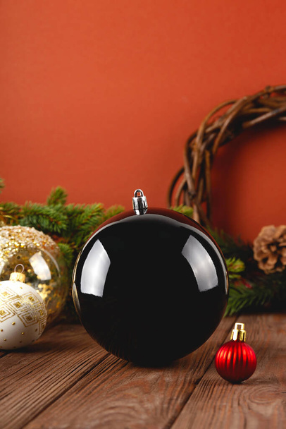 Modèle d'ornement de Noël noir sur table en bois avec des décorations festives. Boule de Noël maquette. - Photo, image