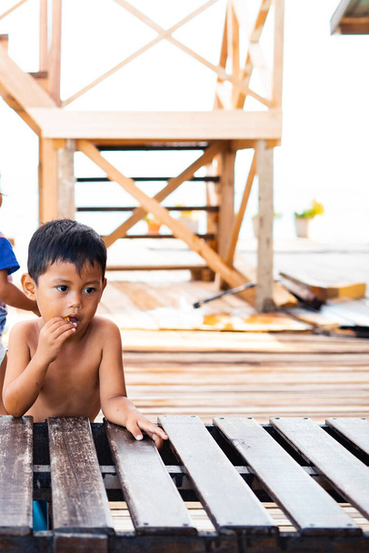 Semporna, Maleisië - 27 november 2019: Portret van een kind in Egang - Egang bij Pulau Bum Bum, Sabah. - Foto, afbeelding