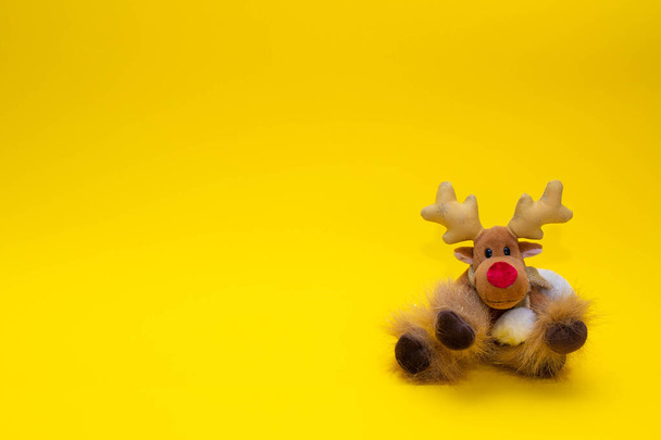 Boże Narodzenie śmieszne wypchane jelenie na żółtym tle - Zdjęcie, obraz