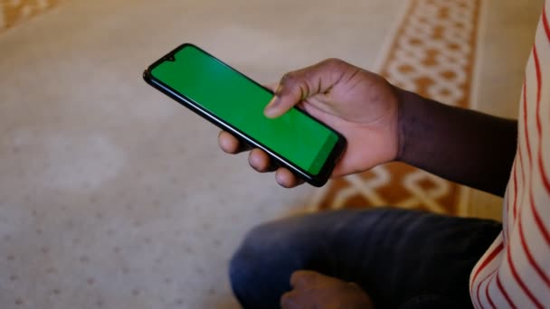 Африканський чоловічий телефон, зелений екран - Кадри, відео