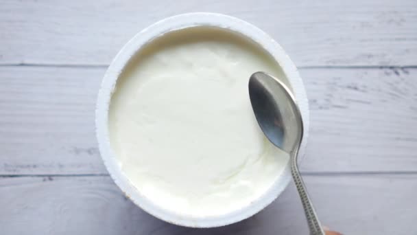 čerstvý jogurt v misce na stole  - Záběry, video