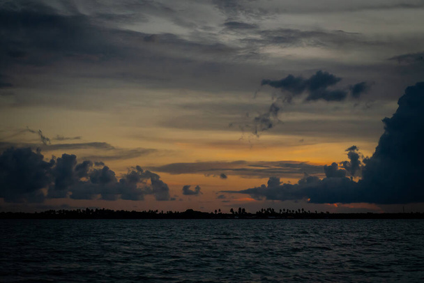 Prachtig zonsondergang uitzicht in Egang - Egang, in de buurt van Bum - bum Island, Semporna. Sabah, Maleisië. Borneo. - Foto, afbeelding