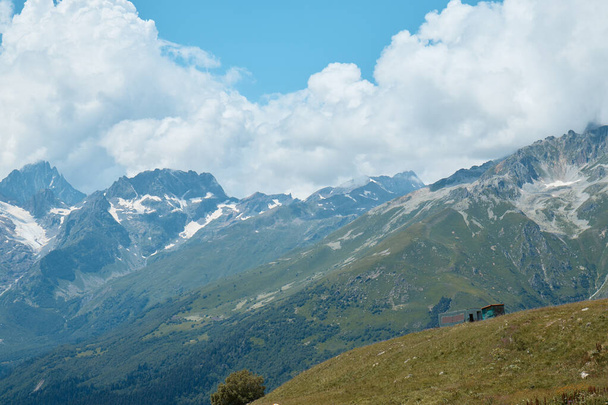 Пейзаж, гірська панорама, альпійські луки та гірські вершини в льоду, невеликий будинок на гірському схилі
 - Фото, зображення