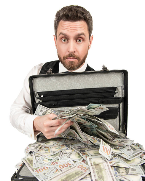 σοκαρισμένος άνθρωπος κρατήσει καφέ με χρήματα που απομονώνονται σε λευκό φόντο, δωροδοκία - Φωτογραφία, εικόνα