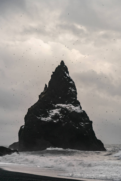 Bazalt kaya oluşumları siyah sahilde Trol ayak parmakları. Fırtınada Reynisdrangar, Vik, İzlanda - Fotoğraf, Görsel