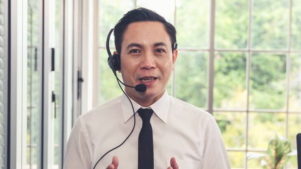 Vidéo caméra d'appel de l'homme d'affaires parle activement en vidéoconférence - Photo, image