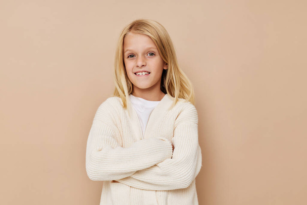Positive kleine Mädchen modische Babykleidung abgeschnitten Ansicht - Foto, Bild