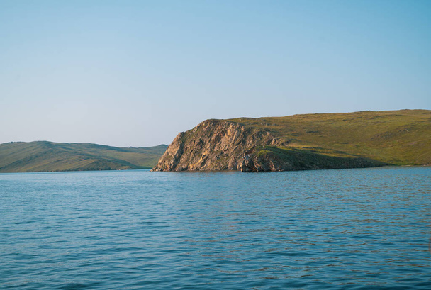 Кліффс на острові Ольхон. Байкал - це рифтове озеро, розташоване в південному Сибіру, Росія. Найбільше прісноводне озеро за обсягом у світі. Природне диво світу. - Фото, зображення
