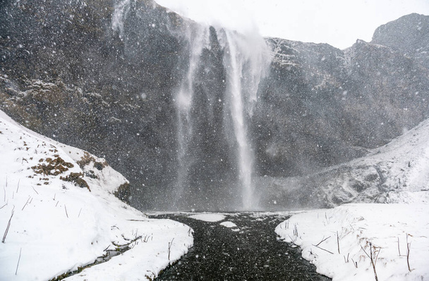 Исландский водопад Сельджаландсфосс зимнее время - Фото, изображение
