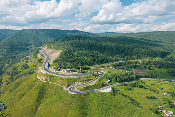 Die Serpentinenstraße des Baikalsees - Luftaufnahme eines natürlichen Gebirgstals mit Serpantinenstraße, Transsibirischer Highway, Russland, Kultuk, Slyudyanka - Foto, Bild