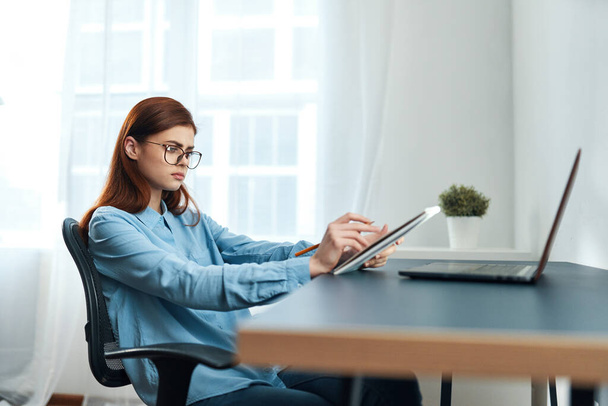 disgruntled woman in front of laptop upset work fatigue - Foto, afbeelding