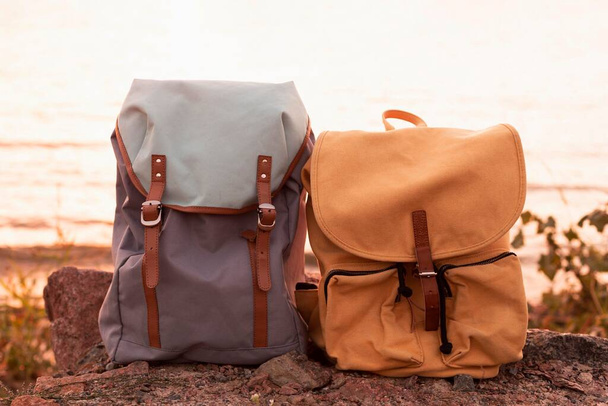 Sırt çantaları, gün batımı. Yüksek kalite fotoğraf - Fotoğraf, Görsel