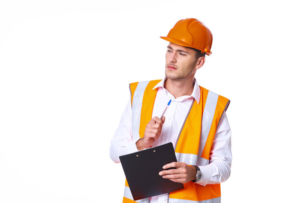 άνθρωπος σε πορτοκαλί hard hat μηχανικός εργασίας επαγγελματίες κατασκευής - Φωτογραφία, εικόνα