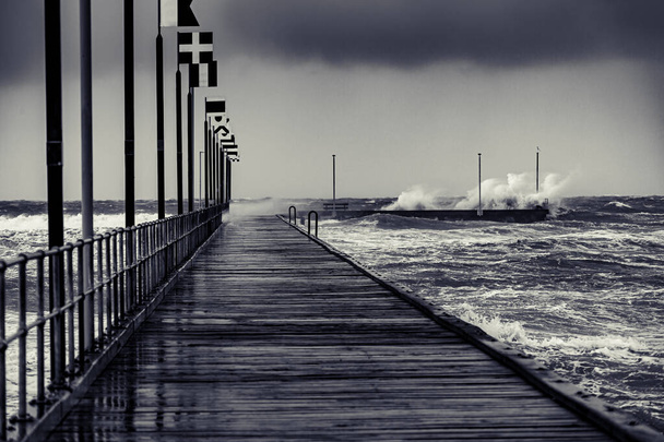 ムーディー・フランクストン・ピア風の嵐が波を打ち砕く - 写真・画像