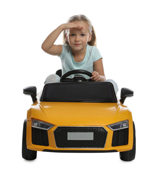 Aranyos kislány vezetés gyerekek elektromos játék autó fehér háttér - Fotó, kép