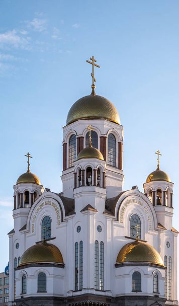 The golden domes of the Christian church in sunset light. Orthodox temple with golden domes. - Foto, afbeelding