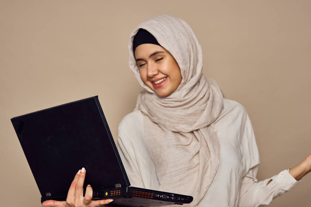 muslim woman with laptop work learning technology - Foto, Imagem