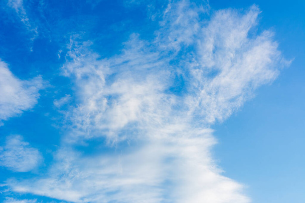 Ciel bleu avec nuages. Nature paysage fond. - Photo, image