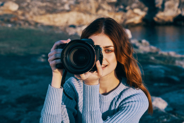 červenovlasá žena fotograf na přírodě  - Fotografie, Obrázek