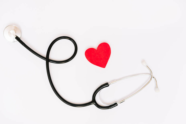 Papírové srdce blízko stetoskopu. Kvalitní fotografie - Fotografie, Obrázek