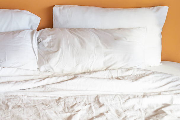 Matelas et oreillers blancs dans la chambre avec espace de copie - Photo, image
