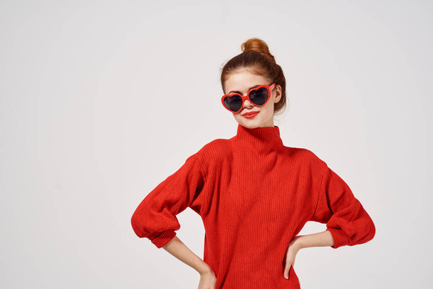 fashionable woman in sunglasses  posing on  light background. High quality photo - Foto, afbeelding