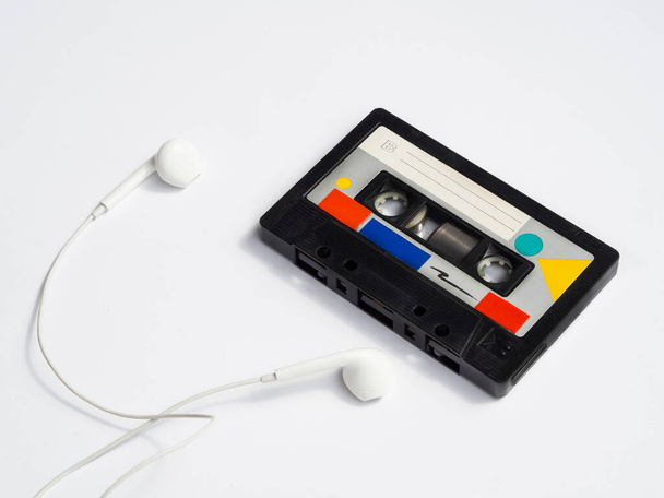 cinta de cassette vintage colorido con auriculares. Foto de alta calidad - Foto, Imagen