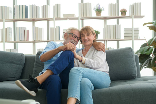 Happy Caucasian senior couple relaxing in living room  at home - Foto, Bild