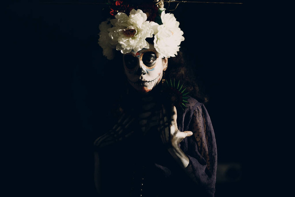 Kobieta z meksykańską czaszką makijaż halloween na twarzy. Dzień śmierci i halloween - Zdjęcie, obraz