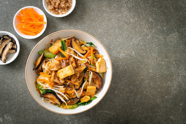 stir-fried noodles with tofu and vegetables - vegan and vegetarian food style - Foto, afbeelding