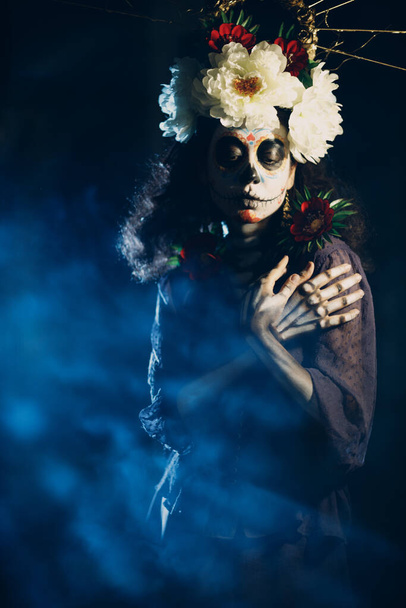 Mujer con el cráneo mexicano maquillaje de Halloween en su cara. El día de los muertos y halloween - Foto, imagen